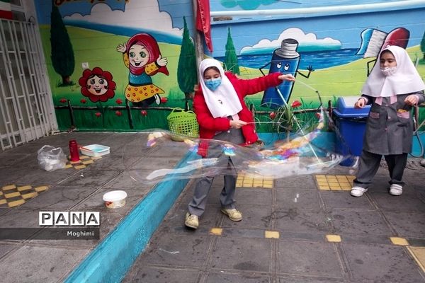 مسابقه ساخت حباب در دبستان نیایش منطقه ۱۳