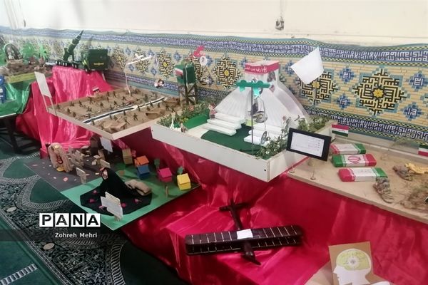 نمایشگاه دست‌سازه‌های دانش‌آموزی در دبیرستان ریحانه قم