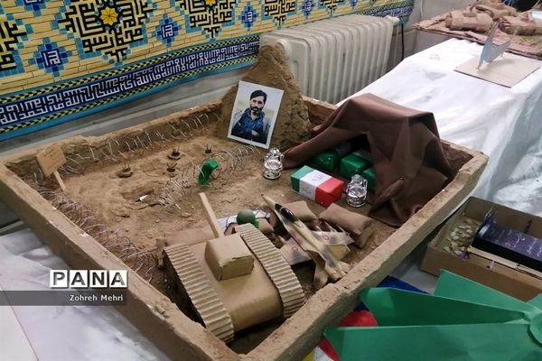 نمایشگاه دست‌سازه‌های دانش‌آموزی در دبیرستان ریحانه قم