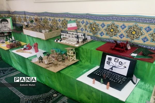 نمایشگاه دست‌سازه‌های دانش‌آموزی در دبیرستان ریحانه قم