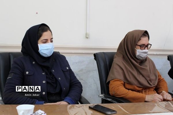 تجلیل از کارکنان فرهنگی کتابخانه دانش‌آموز به‌مناسبت هفته کتابخوانی