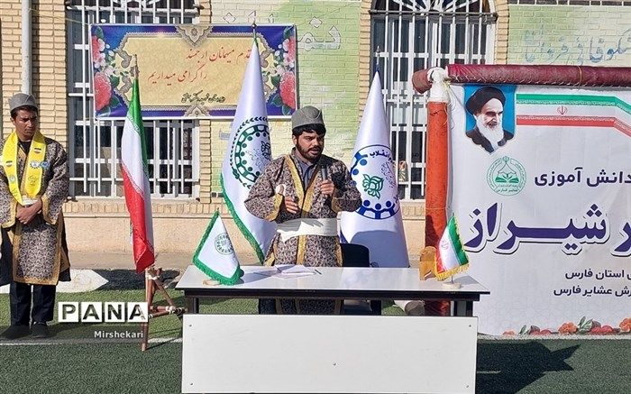 ملبس شدن رئیس سازمان دانش‌آموزی فارس به لباس عشایر