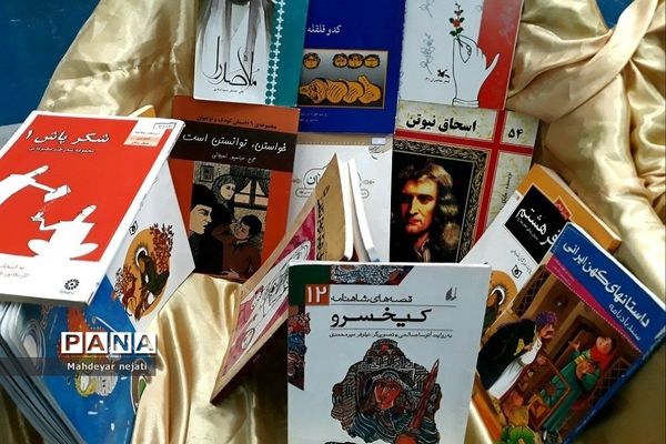 نمایشگاه دوستانه کتاب در دبستان حضرت زهرا(س)۲ رودهن