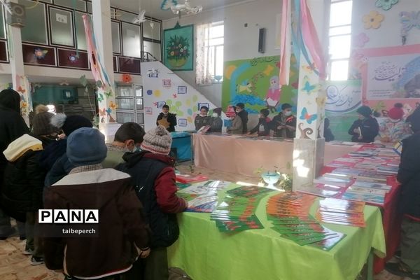 نمایشگاه کتاب به‌مناسبت هفته کتاب و کتابخوانی در کانون فرهنگی تربیتی شهید‌بهشتی فیروزکوه