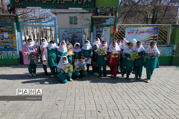 نمایشگاه کتاب به‌مناسبت هفته کتاب و کتابخوانی در کانون فرهنگی تربیتی شهید‌بهشتی فیروزکوه