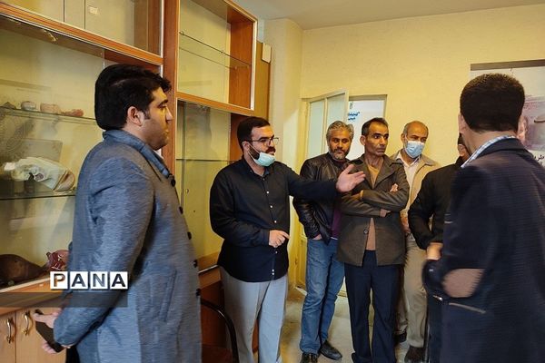 بازدید رئیس مرکز دانش‌پژوهان از ِآزمایشگاه تخصصی مدرسه شهید بهشتی رودهن