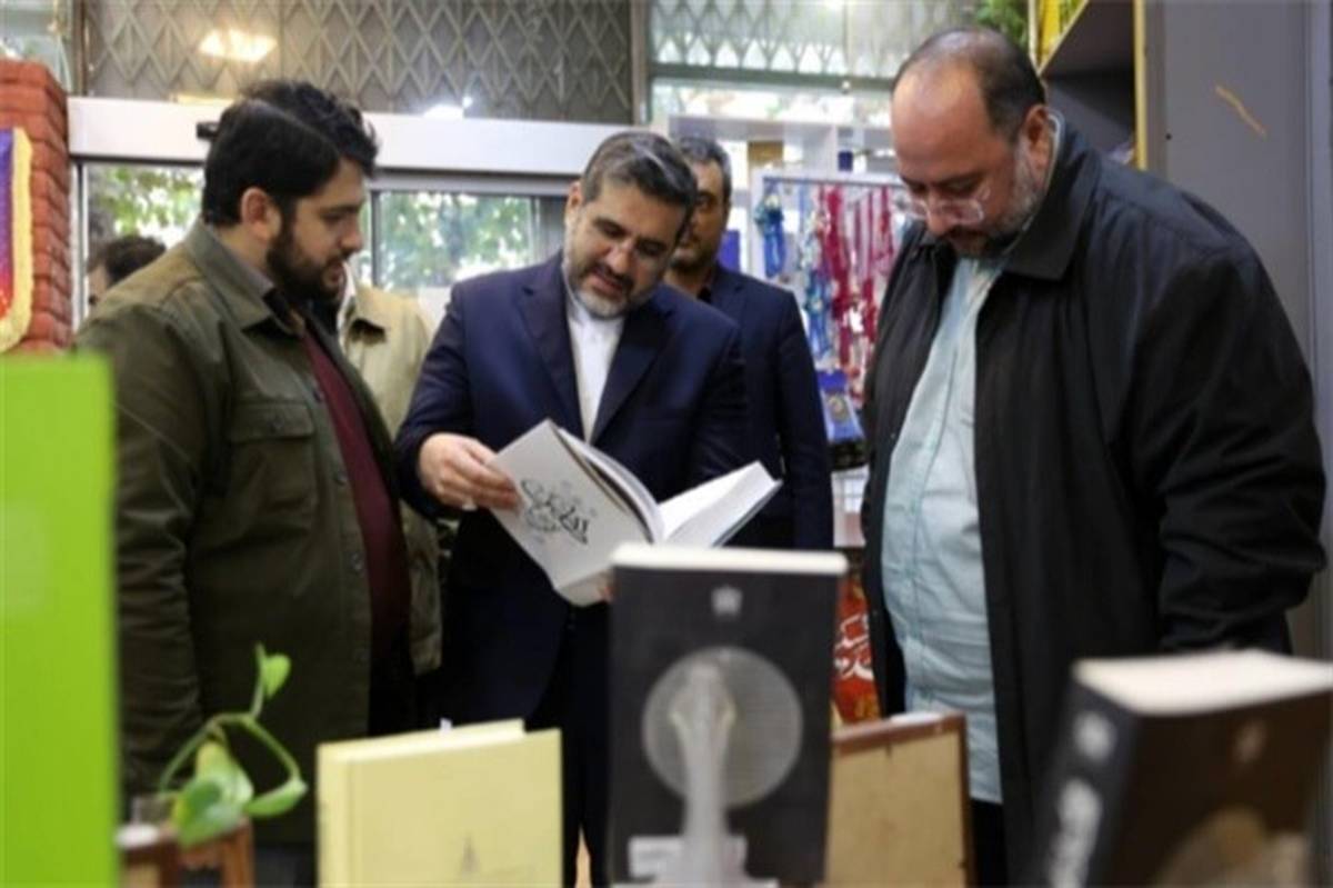 کتابگردی وزیر فرهنگ و ارشاد اسلامی به مناسبت هفته کتاب