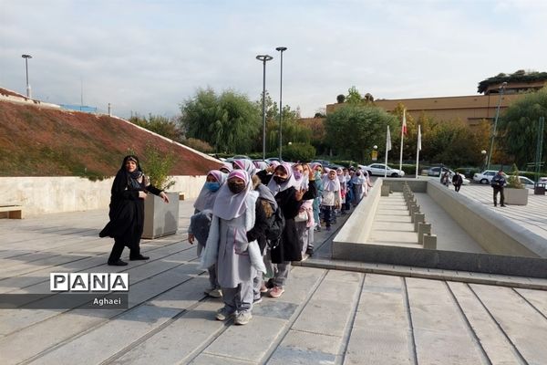 بازدید دانش‌آموزان دبستان شکوفه‌های انقلاب منطقه ۱۳ از جشنواره باغ کتاب تهران