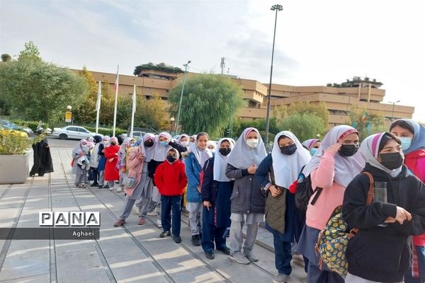 بازدید دانش‌آموزان دبستان شکوفه‌های انقلاب منطقه ۱۳ از جشنواره باغ کتاب تهران