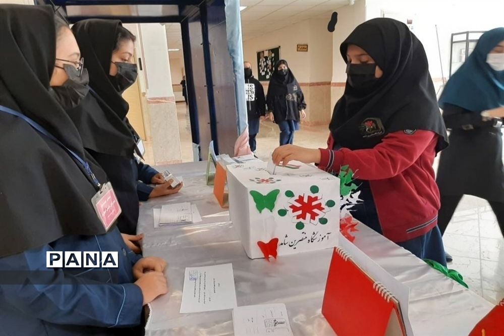 برگزاری بیست و پنجمین دوره انتخابات شورای دانش‌آموزی در ورامین
