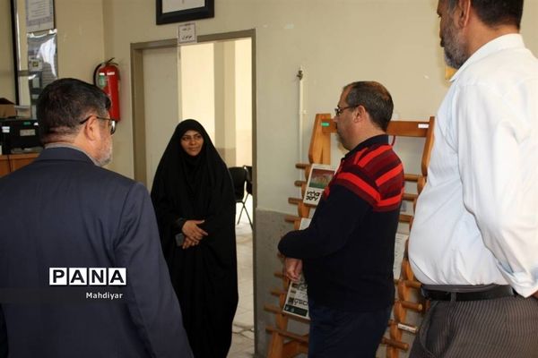 بازدید مدیر آموزش و پرورش جوادآباد از کتابخانه امام خمینی (ره)