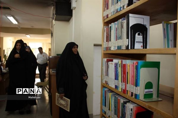 بازدید مدیر آموزش و پرورش جوادآباد از کتابخانه امام خمینی (ره)
