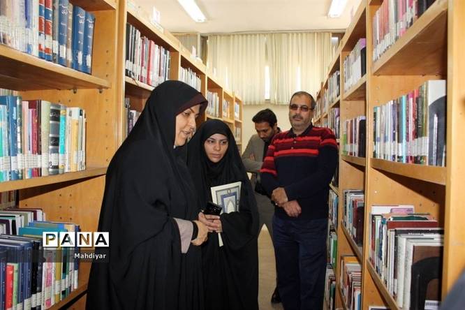 بازدید مدیر آموزش و پرورش جوادآباد از کتابخانه امام خمینی (ره)