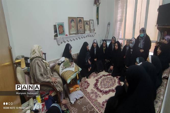 دیدار دانشآموزان و نوجوانان بسیجی با خانواده شهید محله در هفته بسیج