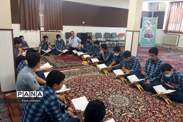 برگزاری محفل انس با قرآن در مدارس رودهن