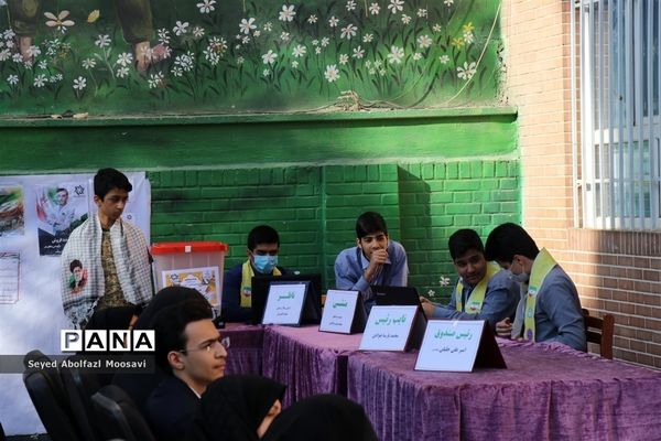 آیین نمادین انتخابات شورای دانش‌آموزی ناحیه ۳ مشهد