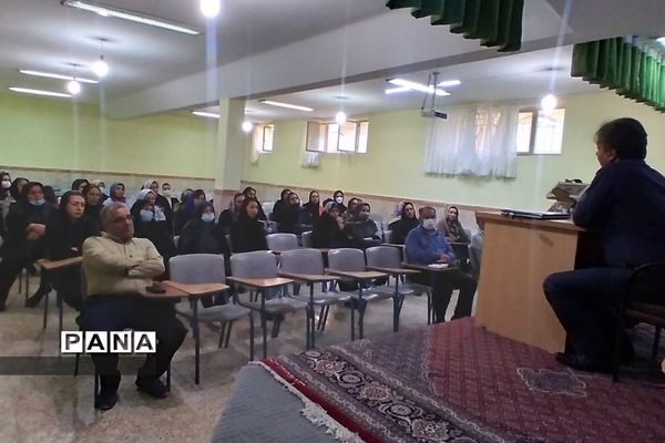 برگزاری جلسه آموزش خودمراقبتی اعتیاد در هنرستان‌مبتکران رودهن