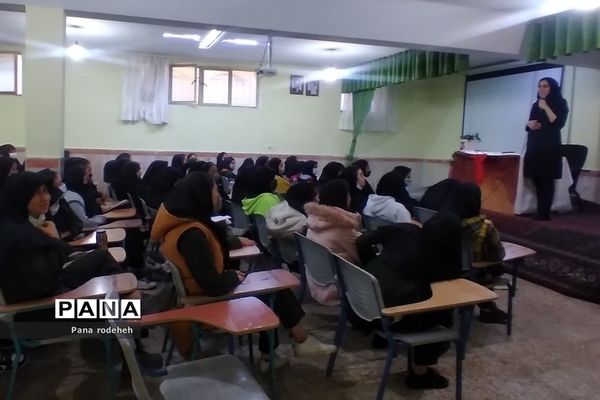 برگزاری جلسه آموزش خودمراقبتی اعتیاد در هنرستان‌مبتکران رودهن