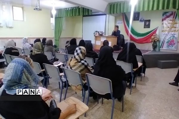 برگزاری جلسه آموزش خودمراقبتی اعتیاد در هنرستان‌مبتکران رودهن