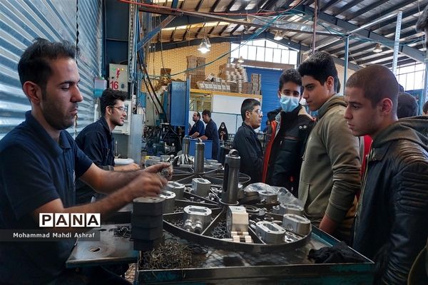 بازدید دانش‌آموزان نایینی از اولین شرکت تولید کننده پمپ هیدرولیک دنده‌ای در ایران