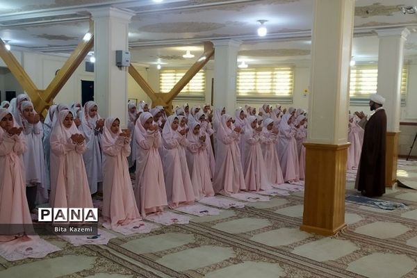 اقامه نماز جماعت توسط دانش‌آموزان ابتدایی مدرسه شهید‌غیوری شهرری