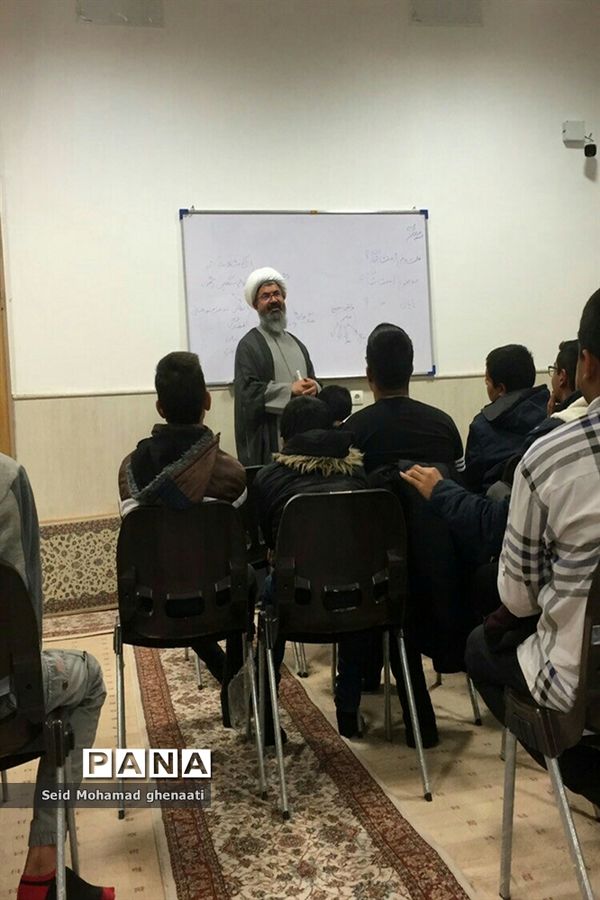 نشست پرسش و پاسخ  امام جمعه کاشمر با دانش‌آموزان