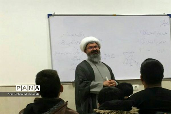 نشست پرسش و پاسخ  امام جمعه کاشمر با دانش‌آموزان