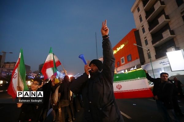 شادی مردم تهران پس از پیروزی ایران مقابل ولز
