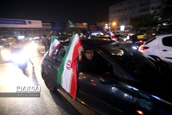 شادی مردم تهران پس از پیروزی ایران مقابل ولز