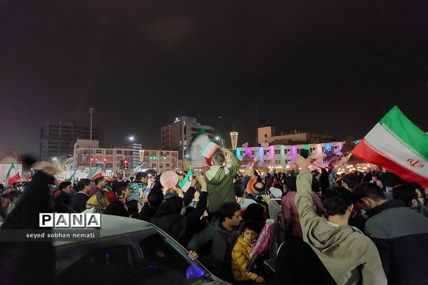 شادمانی مردم انقلابی مشهد بعد از پیروزی مقتدرانه تیم ملی فوتبال ایران برابر ولز