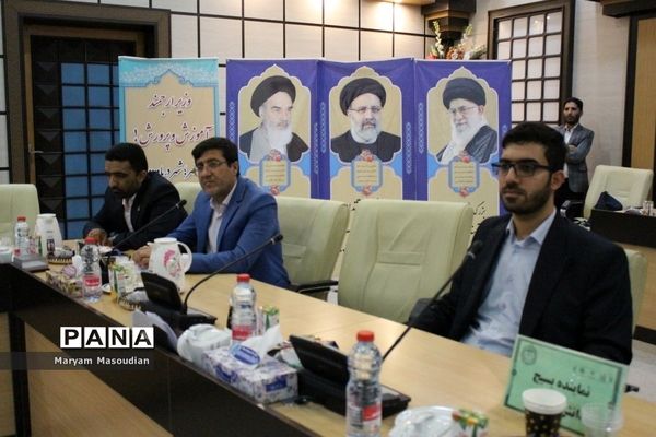 نشست صمیمی وزیر آموزش و پرورش با نمایندگان تشکل‌های دانش‌آموزی استان بوشهر