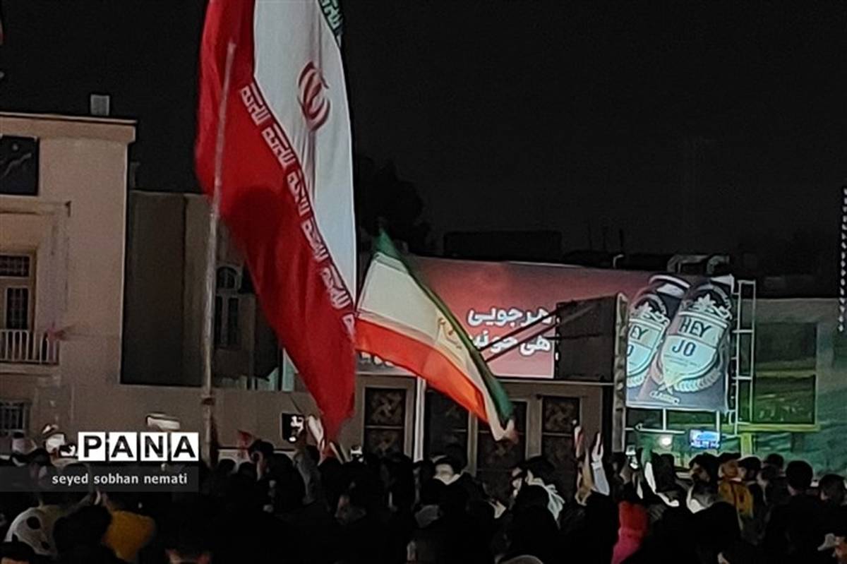 شادی دانش‌آموزان مشهدی پس از پیروزی تیم ملی ایران برابر ولز