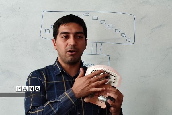 کلاس‌های مقدماتی رباتیک در مدرسه استعدادهای درخشان شهید‌‌بهشتی رودهن