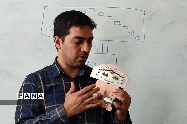 کلاس‌های مقدماتی رباتیک در مدرسه استعدادهای درخشان شهید‌‌بهشتی رودهن