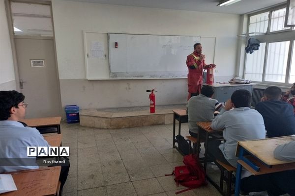 آموزش آتش‌نشانی در دبیرستان فرهنگ عرفان منطقه ۱۳