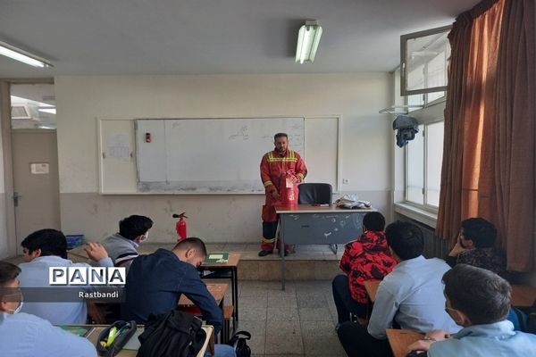 آموزش آتش‌نشانی در دبیرستان فرهنگ عرفان منطقه ۱۳