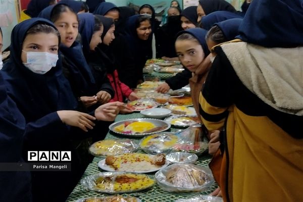 برگزاری جشنواره غذای سالم و محلی در دبیرستان  توحید شهرستان خاتم