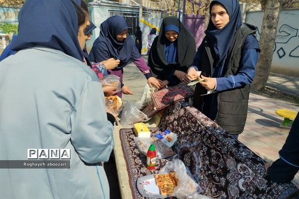 بازارچه محصولات خانگی در دبیرستان عصمت صفادشت