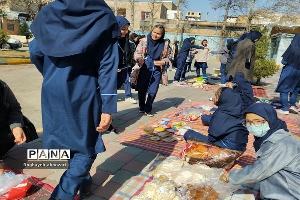 بازارچه محصولات خانگی در دبیرستان عصمت صفادشت