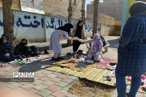 بازارچه محصولات خانگی در دبیرستان عصمت صفادشت