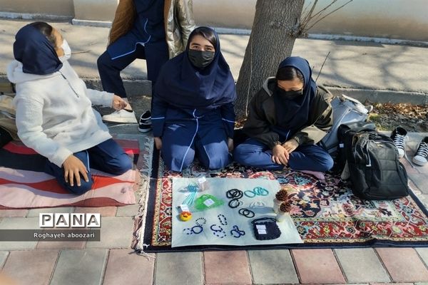 بازارچه محصولات خانگی در دبیرستان عصمت صفادشت