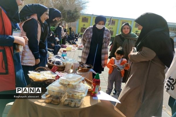 بازارچه محصولات خانگی در دبیرستان عصمت صفادشت