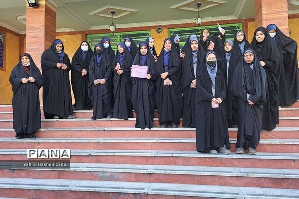 تقدیر از دانش‌آموزان با حجاب برتر در دبیرستان ولیعصر (عج) ناحیه یک شهرری