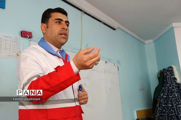 کارگاه  آموزشی هلال احمر پیرامون طرح دادرس در مدرسه تربیت رودهن