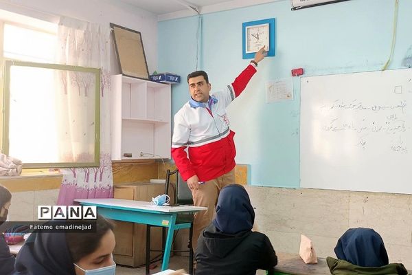 کارگاه  آموزشی هلال احمر پیرامون طرح دادرس در مدرسه تربیت رودهن