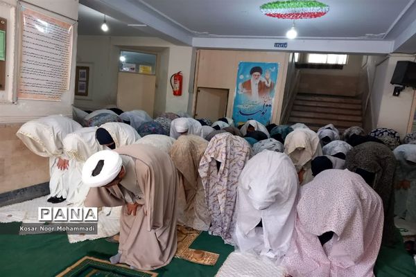 نمازجماعت درآموزشگاه آیت‌الله گلپایگانی اسلامشهر