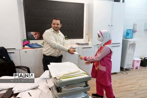 اهدای گل به مسئولان اداره‌کل آموزش و پرورش استان و شهرستان بوشهر در هفته امور تربیتی