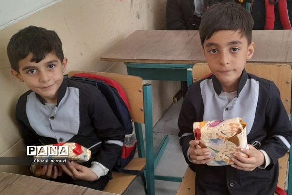 برگزاری جشن ستارگان درون مدرسه‌ای دبستان کشاورز بهارستان دو