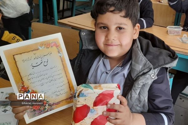 برگزاری جشن ستارگان درون مدرسه‌ای دبستان کشاورز بهارستان دو
