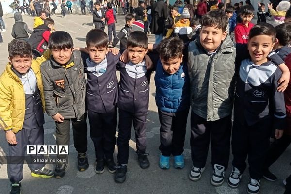 برگزاری جشن ستارگان درون مدرسه‌ای دبستان کشاورز بهارستان دو